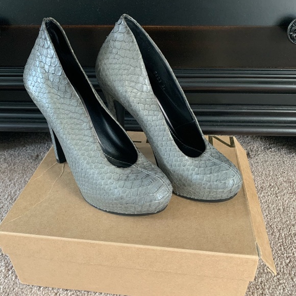 Pumps - Picture 3 of 4